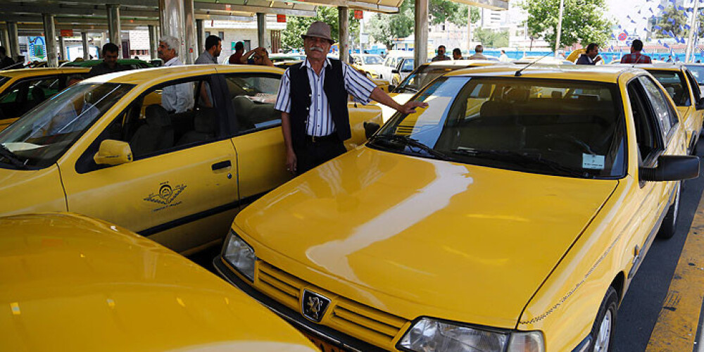Irānas taksists savā taksometrā ierīko bibliotēku