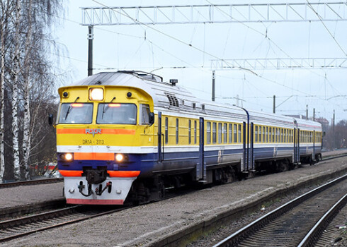 Vīrieši uz elektrovilciena jumta braukuši no dzelzceļa stacijas "Zemitāni" līdz stacijai "Sarkandaugava".