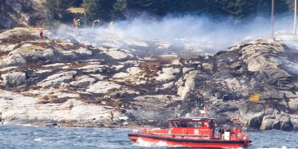 Jūrā pie Norvēģijas iegāzies helikopters ar 13 cilvēkiem; izdzīvojušo, visticamāk, nav