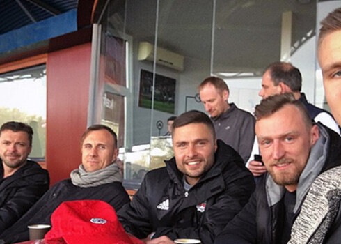 Porziņģis ar brāļiem un FK "Liepāja" prezidentu Māri Verpakovski stadionā "Daugava" skatās futbolu.