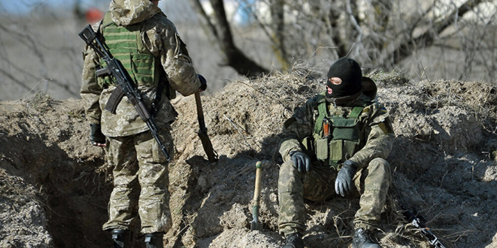 Neskatoties uz pamieru, Ukrainā krituši divi karavīri