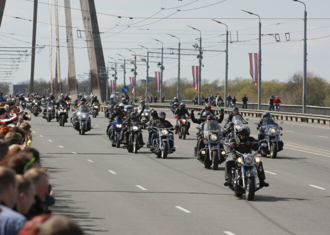 Tūkstošiem motociklistu Rīgas ielās atklāj motosezonu