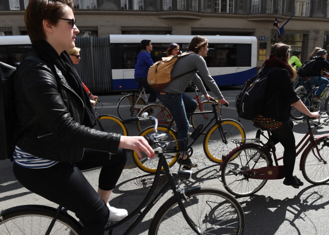 Velobrauciens "Kritiskā masa" Rīgas ielās