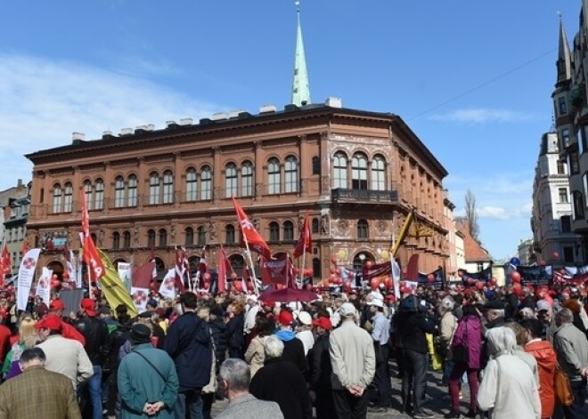 Uz arodbiedrību rīkoto tautas sapulci Vecrīgā ierodas tūkstoši cilvēku. FOTO