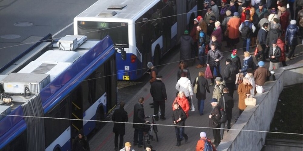 "Rīgas satiksmes" autobuss pie Centrāltirgus sabrauc gājēju; traģiska avārija arī Talsu novadā