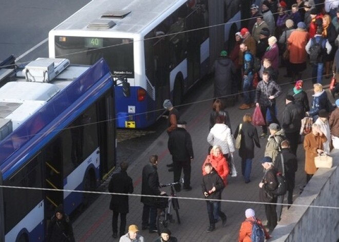 "Rīgas satiksmes" autobuss pie Centrāltirgus sabrauc gājēju; traģiska avārija arī Talsu novadā