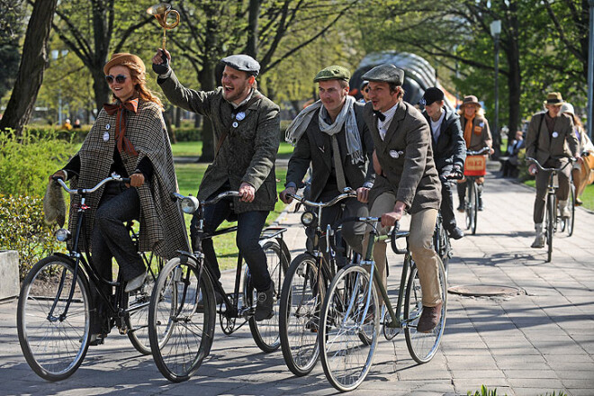 Rīgā un Liepājā sestdien notiks krāšņi Tvīda retro velobraucieni. Tie būs svētki ne tikai riteņbraucējiem, bet arī to vērotājiem – ar ballītēm un dažādām atrakcijām.