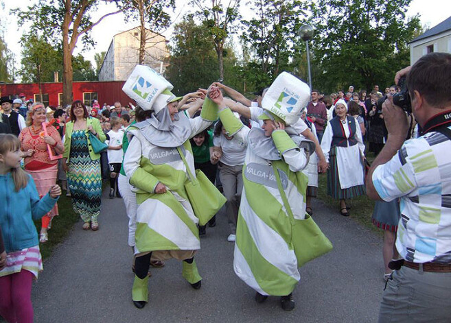 Sestdien un svētdien Valkā/Valgā notiks lielais ikgadējais Robežtirgus un Starptautiskais desu un gaļas festivāls. Būs arī citas jautrības, spēkos mērosies latvieši un igauņi, bet uzvarēs draudzība un naktī uz svētdienu visi lustēsies kopīgā ballītē.