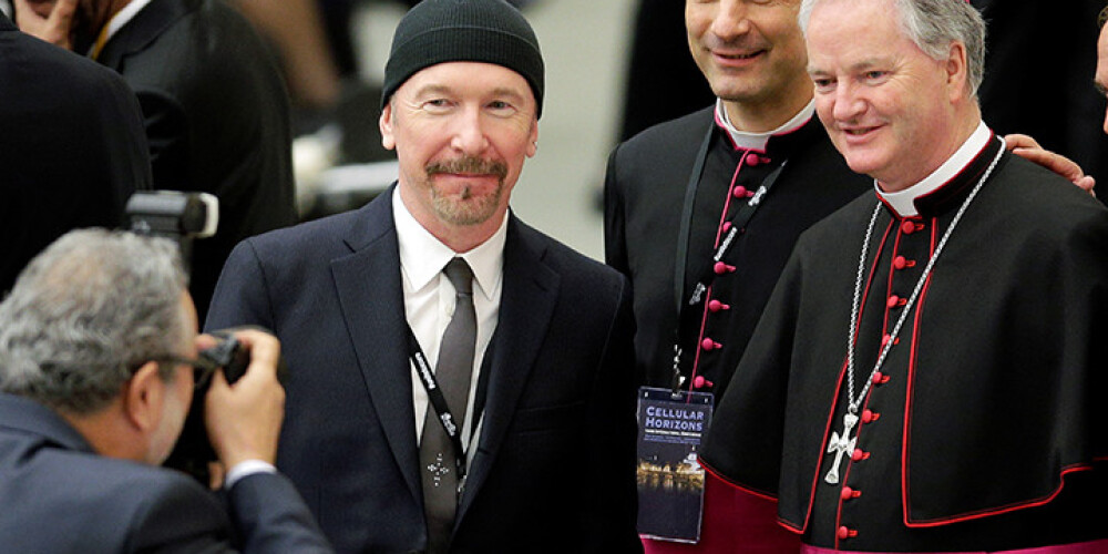 U2 ģitārists kā pirmais uzstājas Siksta kapelā