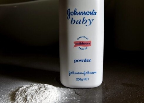 “Johnson & Johnson” jāmaksā 55 miljoni dolāru par talka pūdera saistību ar olnīcu vēzi. Sieviete, kura no tā mira, pūderi lietojusi desmitiem gadu.