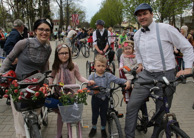 4. maijā Ogrē jau trešo gadu pēc kārtas notika krāšņs retro velobrauciens, kura laikā varēja izjust pagājušā gadsimta trīsdesmito gadu noskaņu.