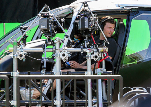 Джейми Дорнан в роли Кристиана Грея на съемках сцены крушения вертолета