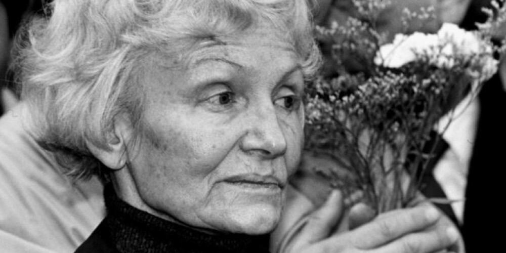 89 gadu vecumā mirusi vācu komunistu "lillā ragana"