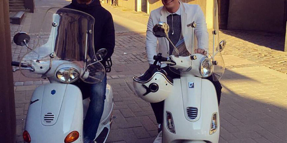 Rihards Lepers sastrēgumu dēļ nopērk motorolleru