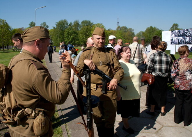 Arī Uzvaras parkā klātesošie seko līdzi Latvijas un Krievijas hokeja mačam