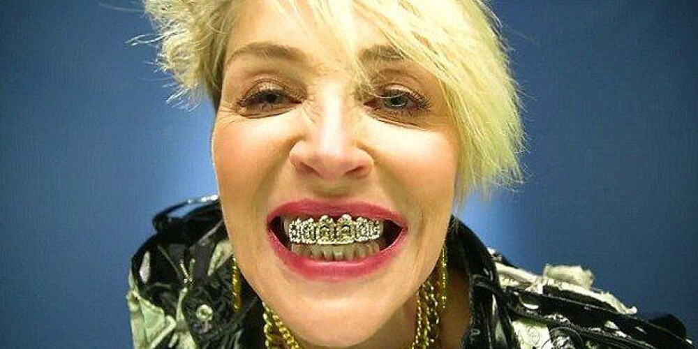 58-летняя Шэрон Стоун удивила золотыми зубами