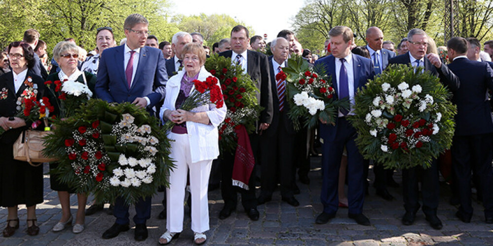 Rīgas domes priekšsēdētājs Nils Ušakovs (no kreisās) piedalās ziedu nolikšanas ceremonijā pie pieminekļa "Padomju Latvijas un Rīgas atbrīvotājiem no nacistiskajiem iebrucējiem" Uzvaras parkā, godinot Otrajā pasaules karā kritušo piemiņu.