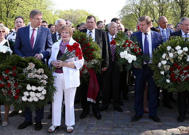 Ušakovs, vēstnieki un veterānu tuvinieki noliek ziedus pie pieminekļa Uzvaras parkā. FOTO