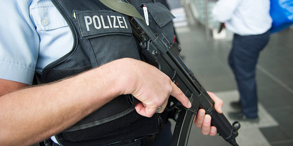 Kliedzot "Allahu akbar", Vācijā dzelzceļa stacijā uzbrucējs sadūris četrus cilvēkus
