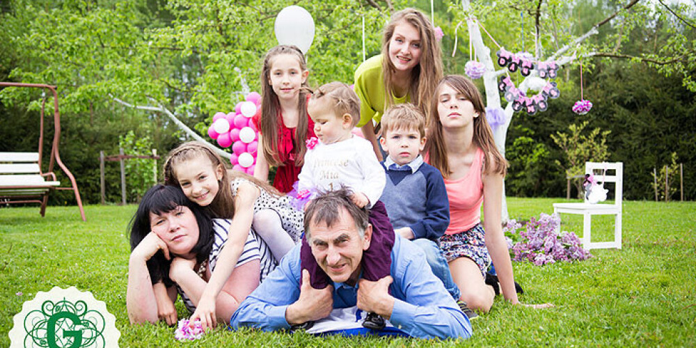 Sešu bērnu vecāki Evita un Vladimirs: darām visu, lai bērniem nekā netrūktu