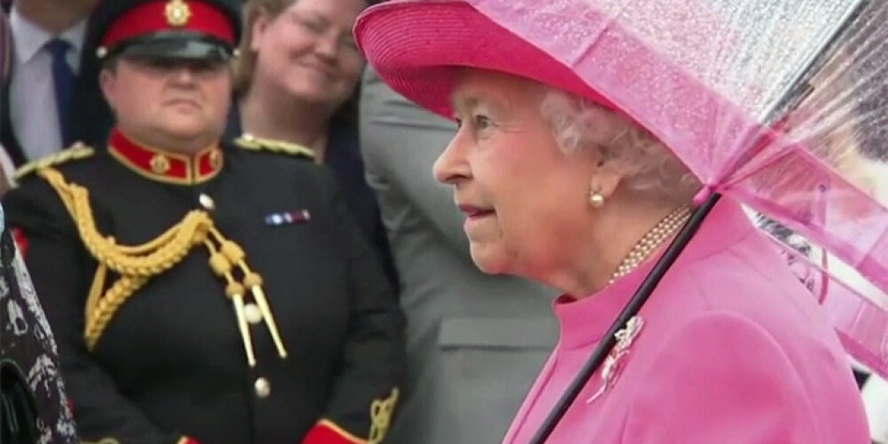 Karaliene Elizabete II kritizē "ļoti rupjās" ķīniešu amatpersonas. VIDEO