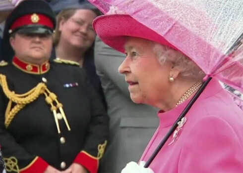 Karaliene Elizabete II kritizē "ļoti rupjās" ķīniešu amatpersonas. VIDEO