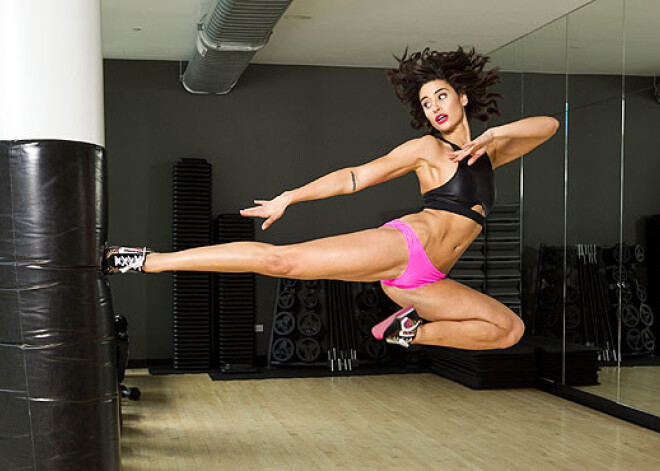 25-летняя дочь Ван Дамма повторила его знаменитый шпагат