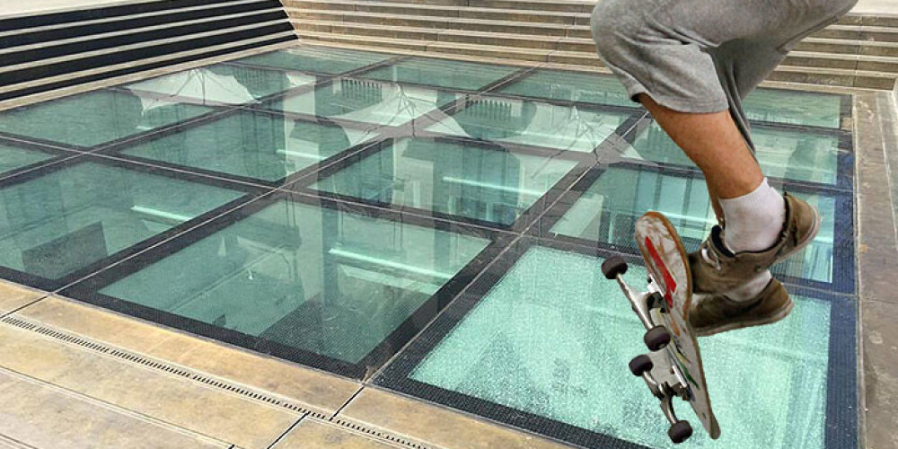 Skeitbordisti sadragājuši Mākslas muzeja stikla grīdu. Zaudējumi – ap 10 000 eiro. FOTO