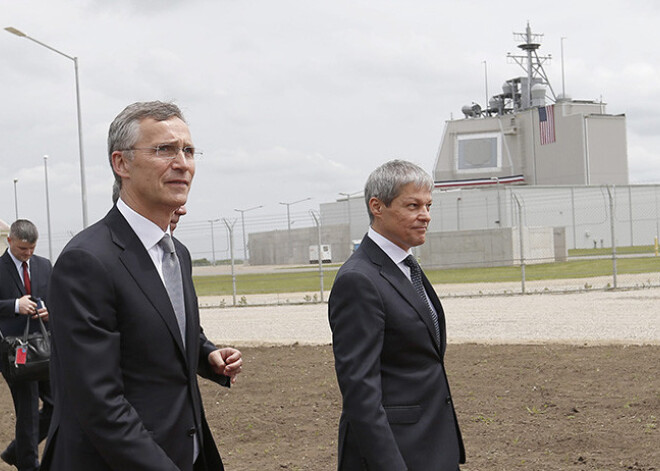 NATO ģenerālsekretārs Jenss Stoltenbergs (pa kreisi) un  Rumānijas premjerministrs Dačans Čološs (pa labi) komandpunkta atklāšanā.