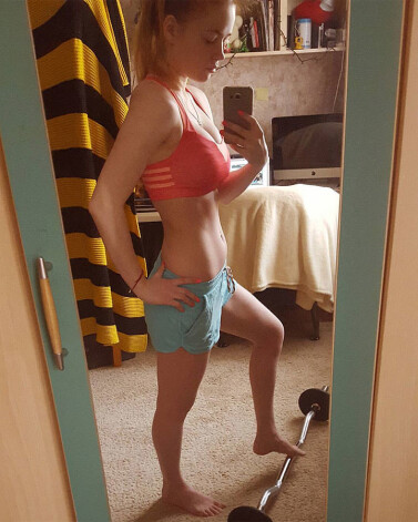 «Уже неделю я каждое утро начинаю с отжиманий, пресса, штанги и приседаний, ничего сложного, а мышцы снова крепнут, готовлюсь к лету», — подписала фото Гренц