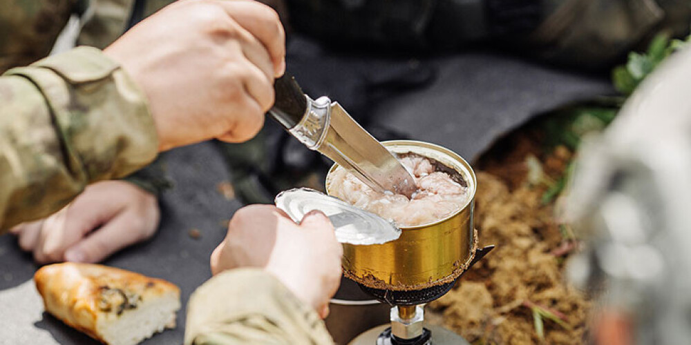 Ko ēd karalaukā? Ieskats mūsdienu Latvijas un citu pasaules karavīru ēdienkartē. FOTO