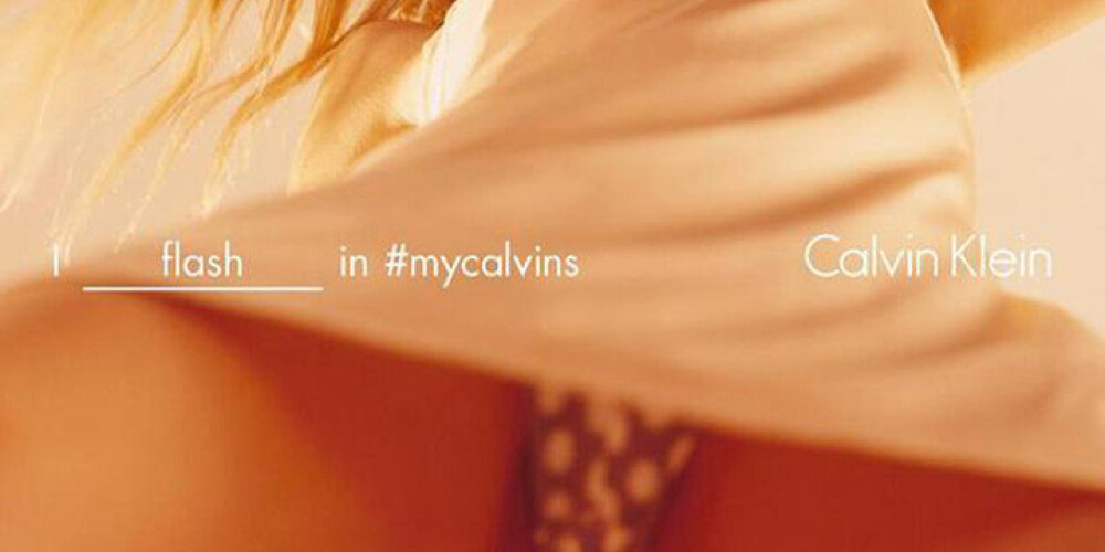 "Calvin Klein" apakšveļas reklāmas foto ar skatu modelei zem svārkiem raisa sašutumu
