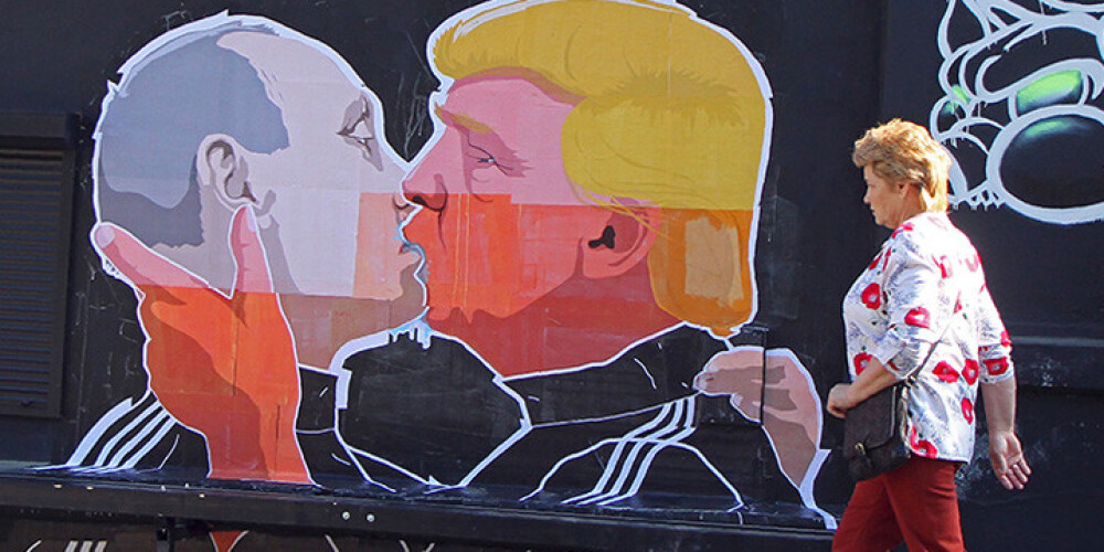 Viļņā tapis grafiti, kurā Putins brālīgi skūpsta Trampu. FOTO