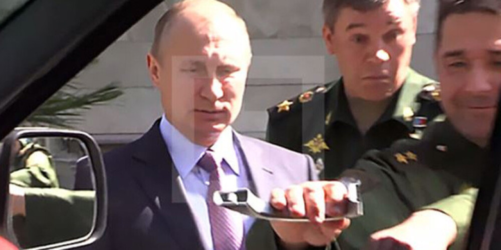 Putins nespēj atvērt auto durvis, palīgā metas armijnieks un nolauž rokturi. VIDEO