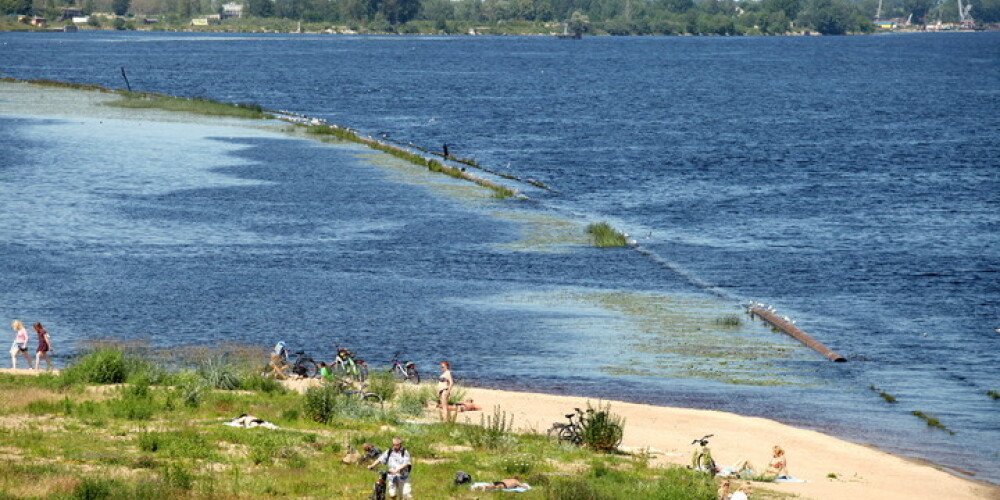 Svētdien sākas oficiālā peldsezona. Cik silts ūdens ir Latvijas upēs un ezeros?
