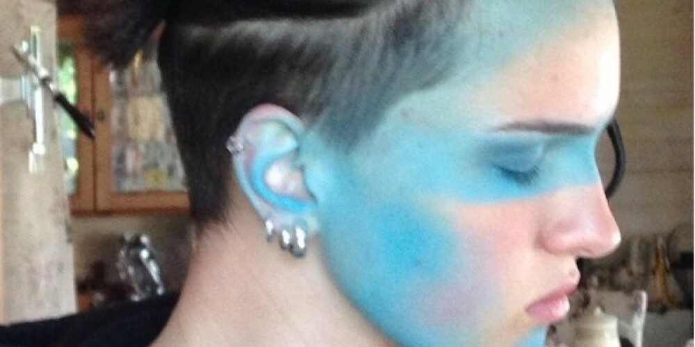 16-летняя дочь Ларисы Гузеевой покрасила лицо в синий цвет