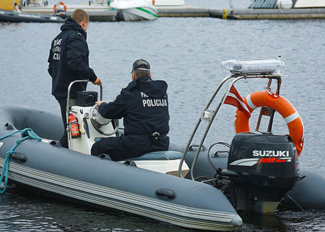 Rīgas pašvaldības policijas glābēji gatavi peldsezonai. FOTO