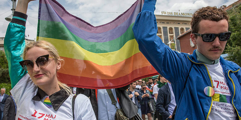 Kosovā aizvadīts pirmais geju praids. FOTO