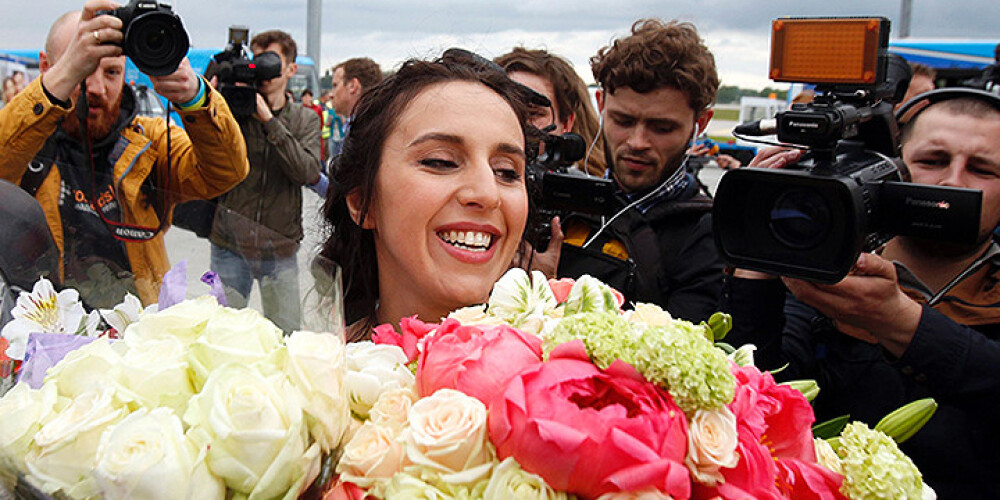Ar asarām acīs un himnu Kijevā sagaida Eirovīzijas uzvarētāju Džamalu. FOTO