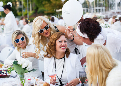 Pop – Up Picnic ļauj aizbēgt no ikdienas rutīnas, sniedz nebijušu pieredzi un kaut uz īsu brīdi atgādina, cik svarīgi ir priecāties, izbaudīt mirkli un nesteidzīgi komunicēt ar sev mīļajiem un svarīgajiem cilvēkiem.