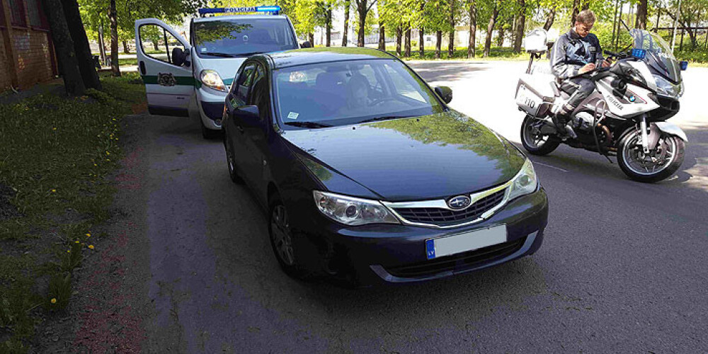 Rīgā kontrolpirkuma laikā pieķer nelegālu "Taxify" vadītāju bez autovadītāja tiesībām