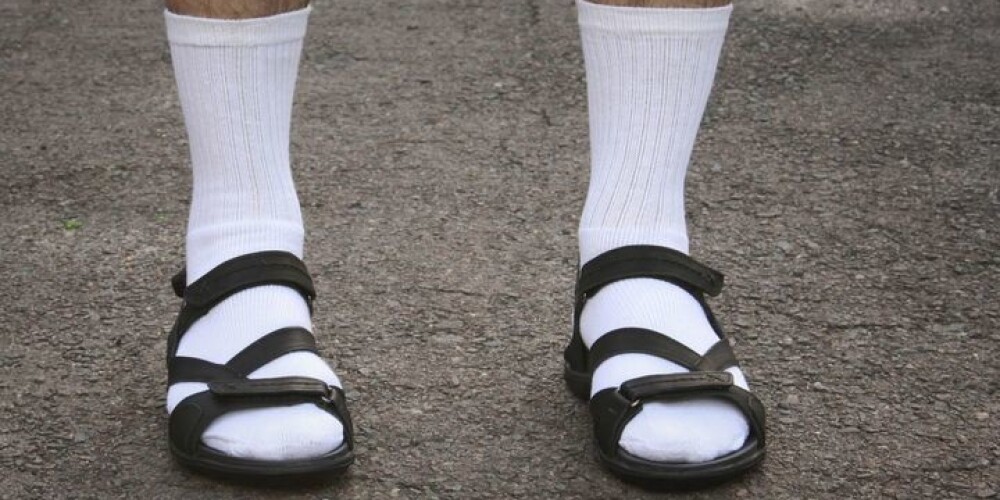 Zeķes sandalēs un citas zeķu valkāšanas kļūdas. Vērtē eksperte