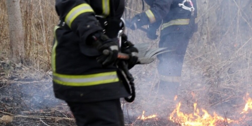 Latvijas ugundzēsēju ekipējums sadūmotā vidē sver virs 20 kilogramiem