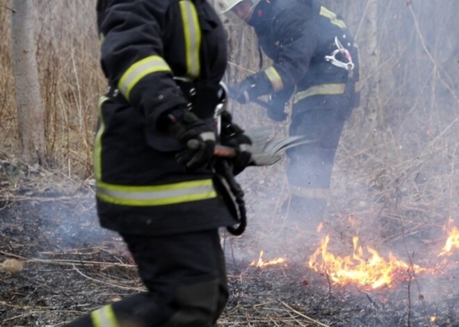 Latvijas ugundzēsēju ekipējums sadūmotā vidē sver virs 20 kilogramiem