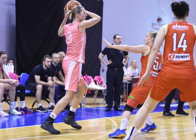 Putniņa pēdējās sekundēs atnes Latvijas basketbolistēm uzvaru pār Baltkrieviju