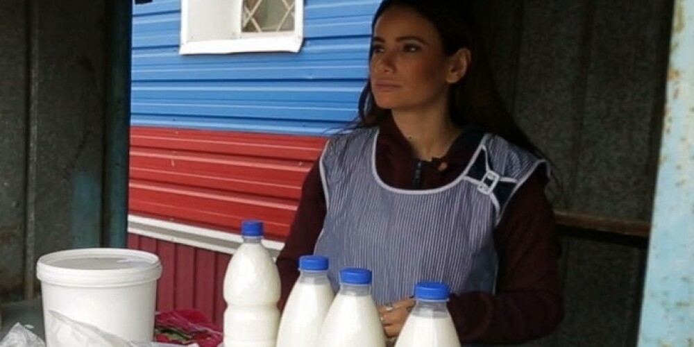 Айза Анохина поработала продавщицей на базаре. ФОТО