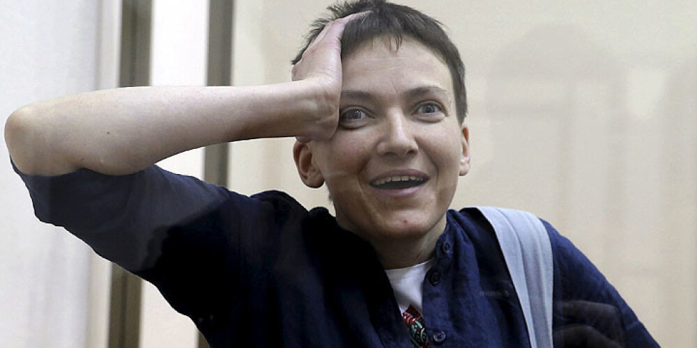 Ukraiņu pilote Nadija Savčenko ir apmainīta pret diviem krievu militāristiem
