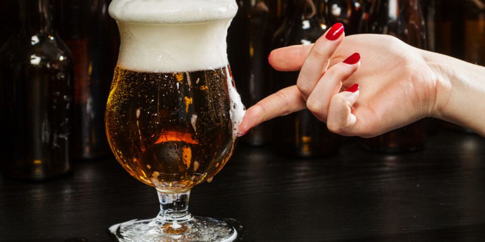 Alus dzeršana dāmām samazina sirdslēkmes risku, noskaidrojuši pētnieki