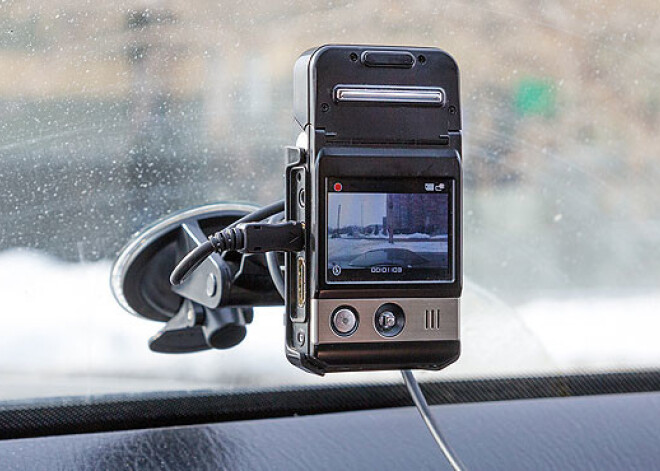 Šoferi sašutuši: par video reģistratoriem jāmaksā nodeva