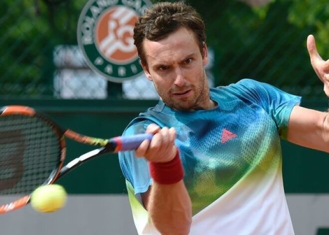 Gulbis pārliecinoši apspēlē TOP 30 tenisistu Sousu un iekļūst "Roland Garros" 3. kārtā